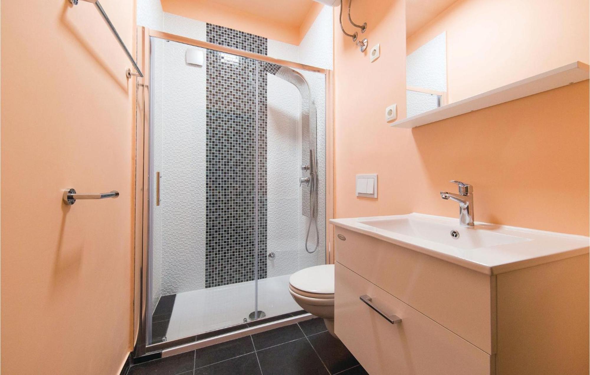 Amazing Apartment In Kastel Stafilic With Jacuzzi Kaštela Buitenkant foto