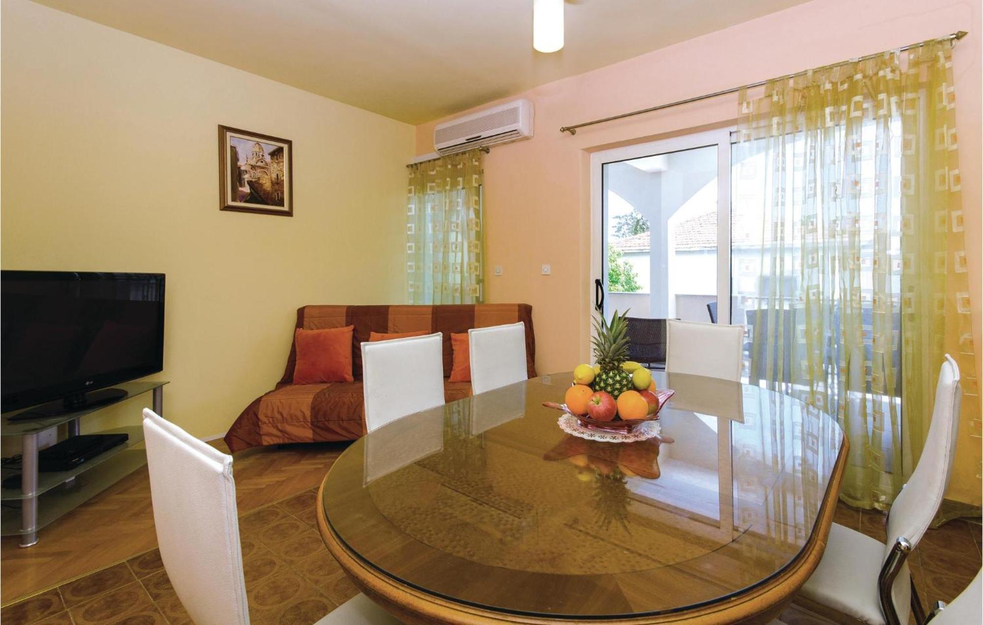 Amazing Apartment In Kastel Stafilic With Jacuzzi Kaštela Buitenkant foto