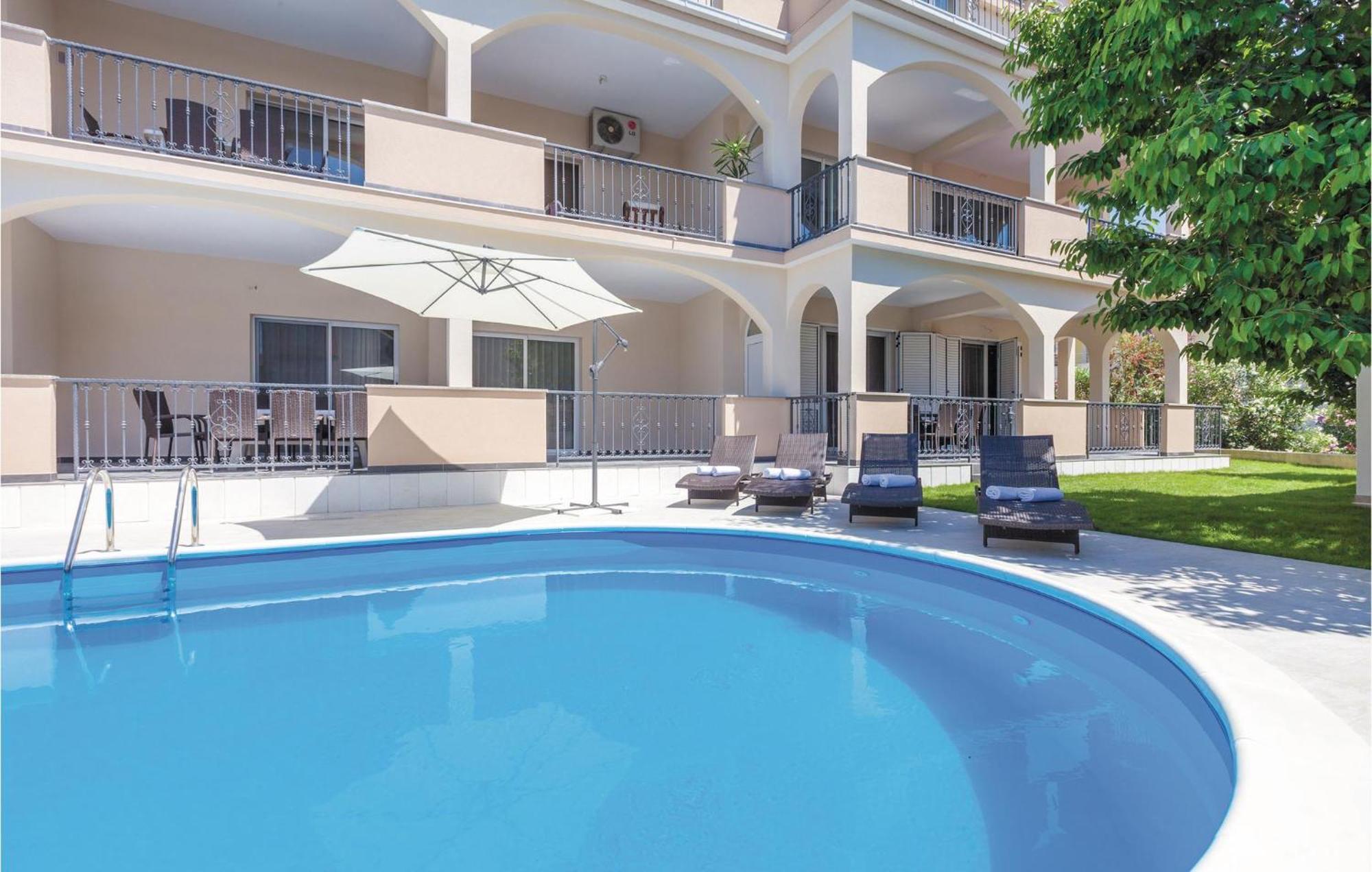 Amazing Apartment In Kastel Stafilic With Jacuzzi Kaštela Buitenkant foto