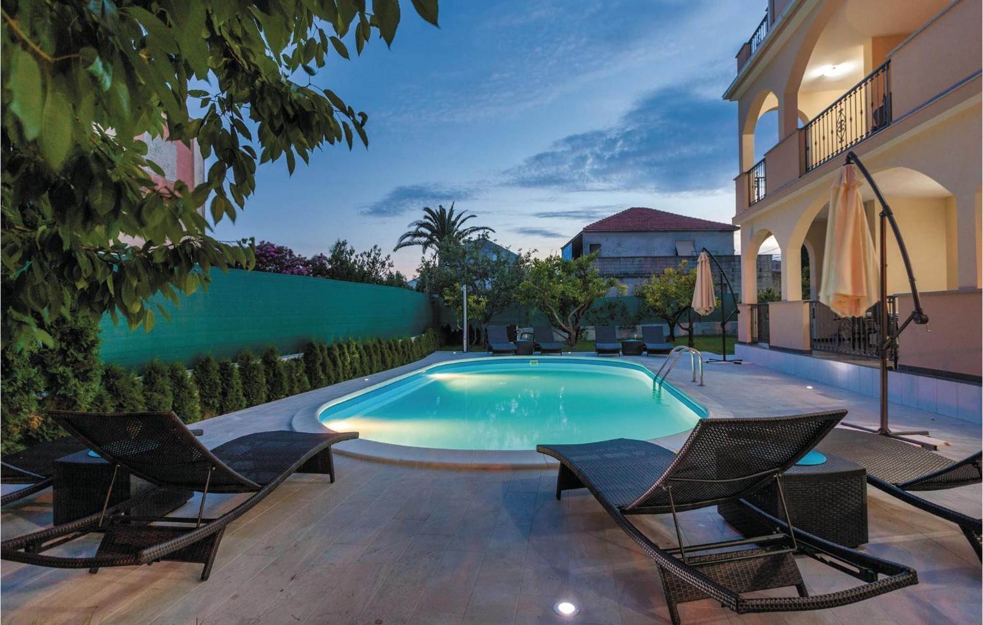 Amazing Apartment In Kastel Stafilic With Jacuzzi Kaštela Buitenkant foto