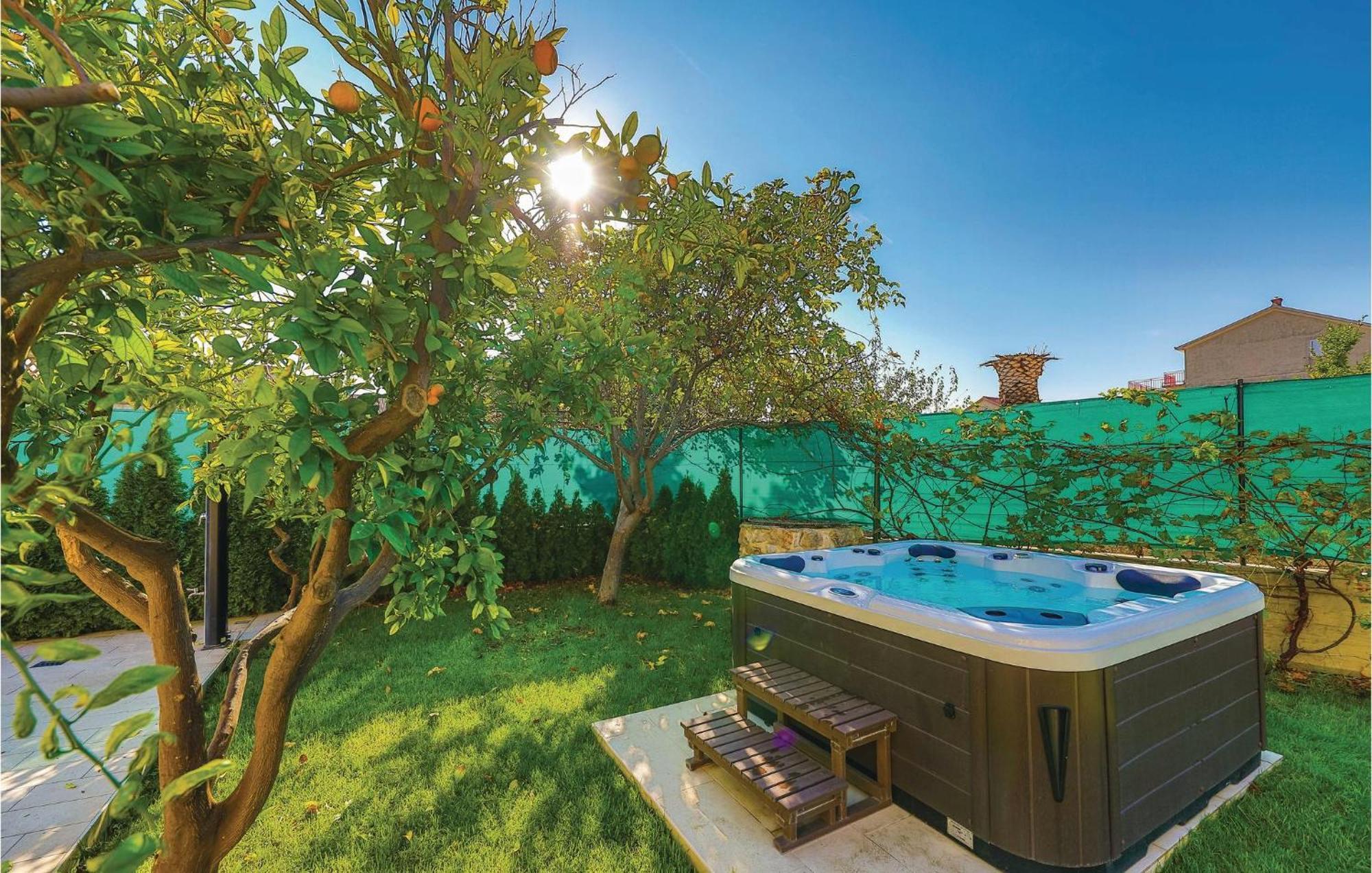 Amazing Apartment In Kastel Stafilic With Jacuzzi Kaštela Buitenkant foto